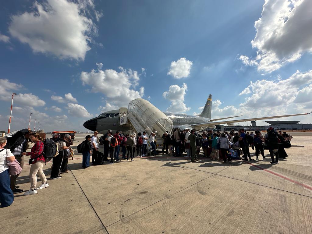 Despegó, con 110 connacionales a bordo, el primer vuelo humanitario desde Tel Aviv