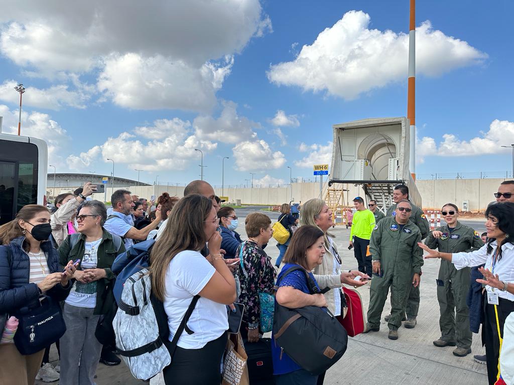 Despegó, con 110 connacionales a bordo, el primer vuelo humanitario desde Tel Aviv