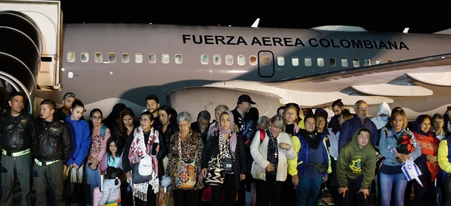 Llegan a Bogotá los primeros 110 colombianos procedentes de Israel